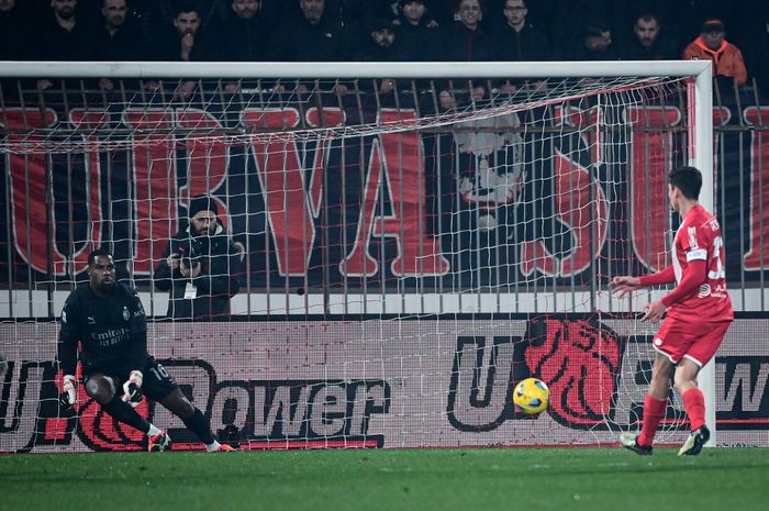 Matteo Pessina cetak gol penalti ke gawang Mike Maignan dalam laga Monza vs AC Milan di Stadion U-Power (18/2/2024).