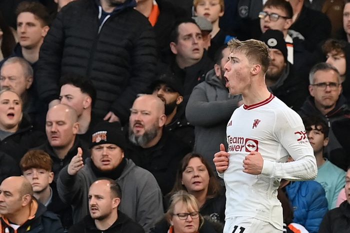 Rasmus Hojlund merayakan golnya untuk Man United ke gawang Luton Town dalam lanjutan Liga Inggris di Kenilworth Road (18/2/2024). Setelah merusak rekor Erling Haaland, Hojlund juga menjadi raja gol EPL pada 2024.