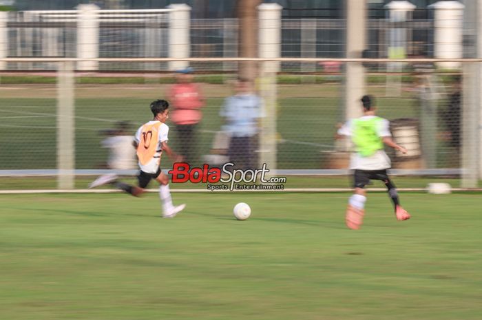 Suasana latihan timnas U-16 Indonesia di Lapangan B, Senayan, Jakarta, Senin (19/2/2024).