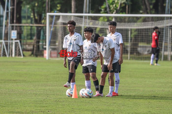 Suasana latihan Timnas U-16 Indonesia di Lapangan B, Senayan, Jakarta, Senin (19/2/2024).