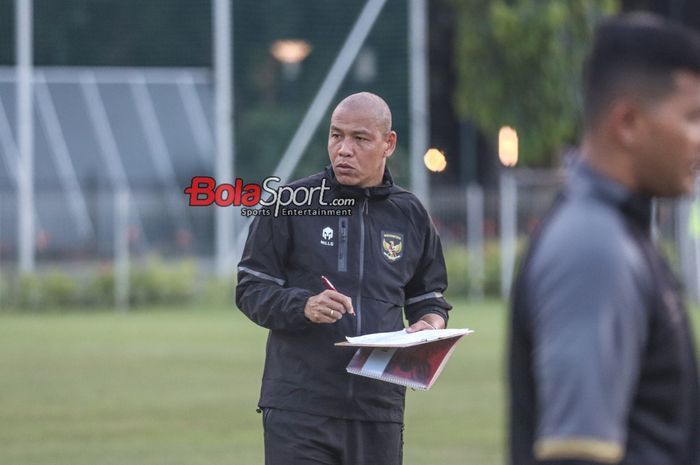 Pelatih timnas U-16 Indonesia, Nova Arianto, sedang memantau para pemainnya berlatih di Lapangan B, Senayan, Jakarta, Senin (19/2/2024).