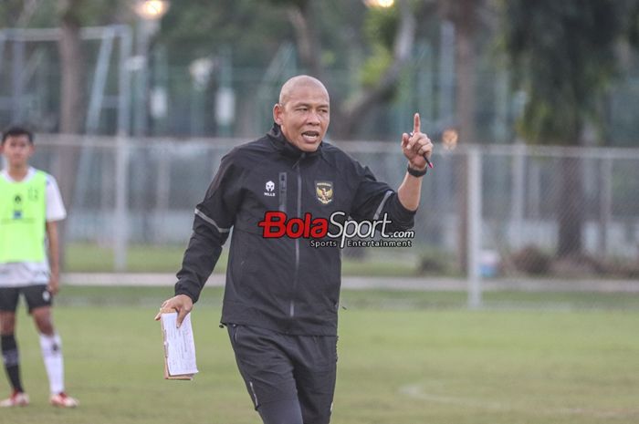 Pelatih timnas U-16 Indonesia, Nova Arianto, sedang memberikan intruksi kepada para pemainnya saat berlatih di Lapangan B, Senayan, Jakarta, Senin (19/2/2024).