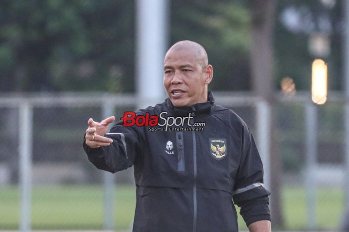 Pelatih timnas U-16 Indonesia, Nova Arianto, sedang memberikan intruksi kepada para pemainnya saat berlatih di Lapangan B, Senayan, Jakarta, Senin (19/2/2024).