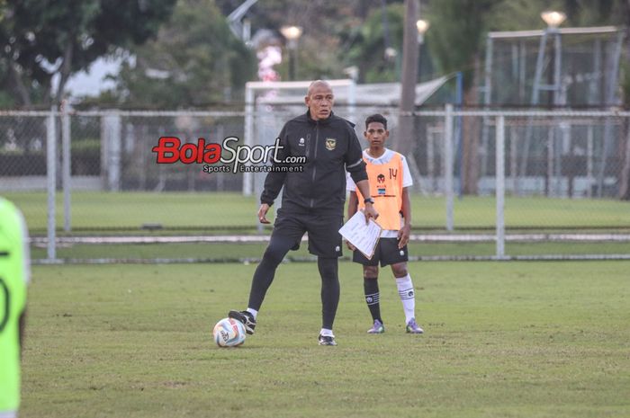 Pelatih timnas U-16 Indonesia, Nova Arianto, sedang memberikan intruksi passing alias operan kepada para pemainnya berlatih di Lapangan B, Senayan, Jakarta, Senin (19/2/2024).