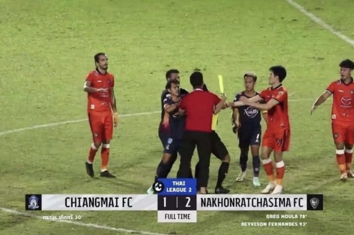 Pelatih Chiangmai FC, Patipat Rorbru, bergegas ke lapangan dan mencekik wasit sesaat setelah pertandingan berakhir.