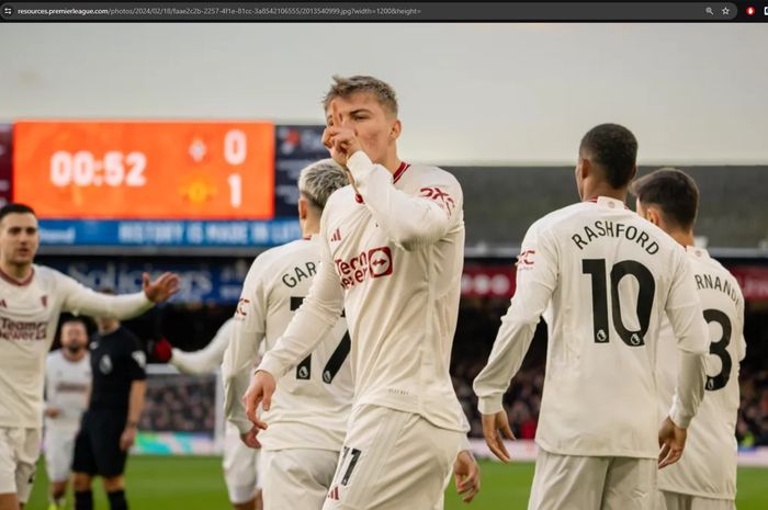 Manchester United ternyata diam-diam menghanyutkan dan kini hanya tertinggal lima poin dari posisi empat besar di klasemen Liga Inggris 2023-2024.