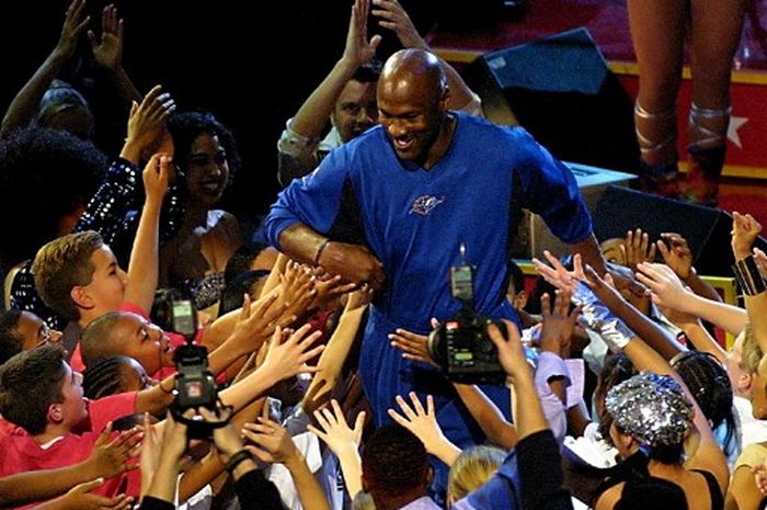 Legenda NBA, Michael Jordan, masih mampu mengukir rekor pada musim terakhirnya saat sudah berusia 40 tahun, 21 Februari 2003.