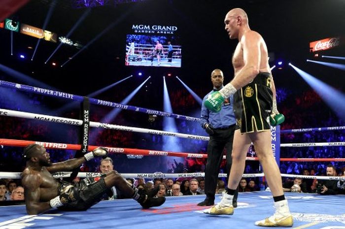 Tyson Fury merobohkan Deontay Wilder di ronde 3 dalam pertarungan kedua mereka di Las Vegas, 22 Februari 2020.