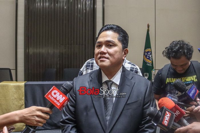 Ketua Umum PSSI, Erick Thohir, sedang memberikan keterangan kepada awak media di Menara Danareksa, Gambir, Jakarta Pusat, Selasa (20/2/2024).