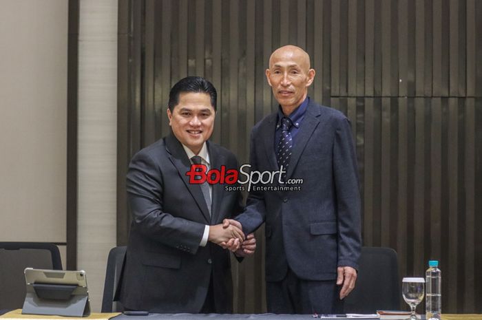 Ketua Umum PSSI, Erick Thohir (kiri), sedang berfoto bersama dengan pelatih baru timnas Wanita Indonesia bernama Satoru Mochizuki (kanan) di Menara Danareksa, Gambir, Jakarta Pusat, Selasa (20/2/2024).