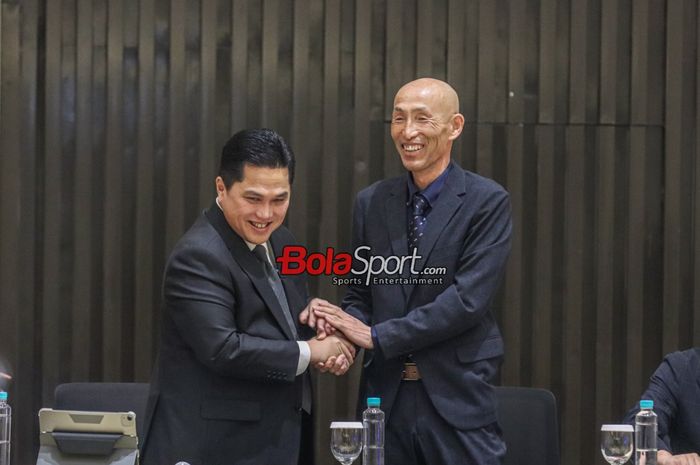 Ketua Umum PSSI, Erick Thohir (kiri), sedang bersalaman dengan pelatih baru timnas Wanita Indonesia bernama Satoru Mochizuki (kanan) di Menara Danareksa, Gambir, Jakarta Pusat, Selasa (20/2/2024).