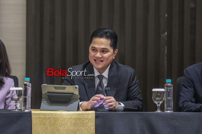 Ketua Umum PSSI, Erick Thohir, sempat tersenyum saat sedang memberikan keterangan kepada awak media di Menara Danareksa, Gambir, Jakarta Pusat, Selasa (20/2/2024).