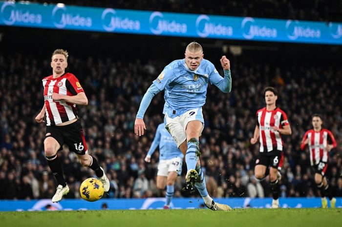 Erling Haaland mencetak gol Man City ke gawang Brentford pada duel Liga Inggris di Etihad Stadium (20/2/2024).