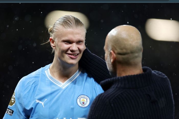 Erling Haaland (jersei biru) bersama Pep Guardiola (baju hitam) dalam sebuah laga bersama Manchester City.