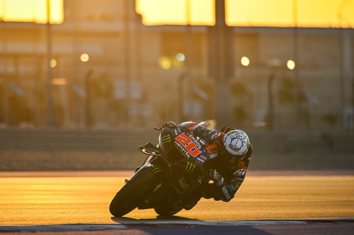 Pembalap Monster Energy Yamaha, Fabio Quartararo tampil pada sesi tes pramusim MotoGP Qatar di Sirkuit Lusail, Qatar, Rabu (20/2/2024).