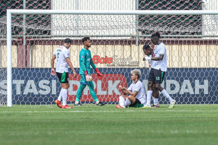 Hokky Caraka (tengah) melakukan selebrasi seusai mencetak gol dalam laga pekan ke-25 Liga 1 2023 antara Bhayangkara FC versus PSS Sleman di Stadion PTIK, Blok M, Jakarta, Kamis (22/2/2024).