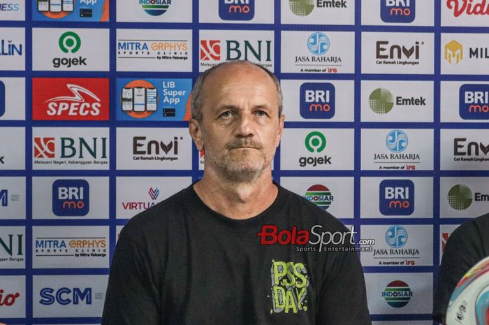 Pelatih PSS Sleman, Risto Vidakovic Savic, sedang memberikan keterangan kepada awak media di Stadion PTIK, Blok M, Jakarta, Kamis (22/2/2024).