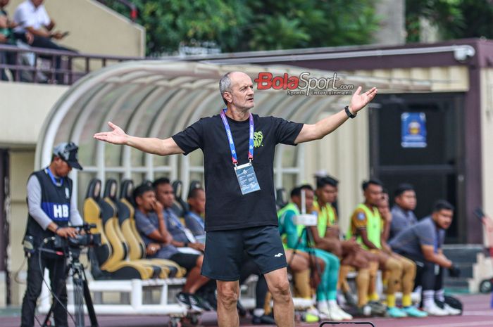 Pelatih PSS Sleman, Risto Vidakovic Savic, sedang memberikan intruksi kepada para pemainnya saat bertanding di Stadion PTIK, Blok M, Jakarta, Kamis (22/2/2024).