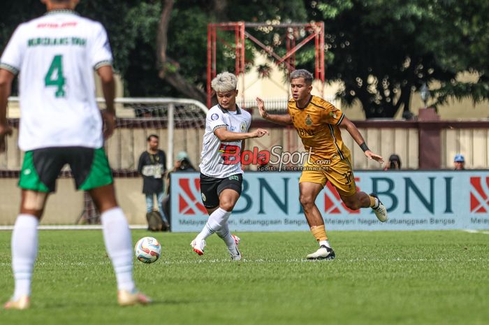 Hokky Caraka (kiri) sedang menguasai bola dan dibayangi Muhammad Zulfahmi Bin Mohd Arifin (kanan) dalam laga pekan ke-25 Liga 1 2023 antara Bhayangkara FC versus PSS Sleman di Stadion PTIK, Blok M, Jakarta, Kamis (22/2/2024).