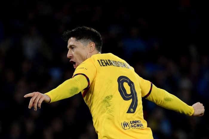 Selebrasi bomber Barcelona, Robert Lewandowski usai menjebol gawang Napoli pada leg pertama babak 16 besar Liga Champions 2023-2024.