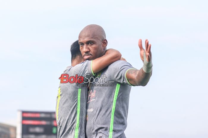 Paulo Henrique sedang melakukan selebrasi seusai mencetak gol dalam laga pekan ke-25 Liga 1 2023 antara Persita Tangerang versus Persebaya di Stadion Indomilk Arena, Tangerang, Banten, Jumat (23/2/2024).