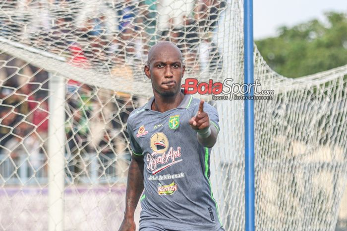 Paulo Henrique sedang melakukan selebrasi seusai mencetak gol dalam laga pekan ke-25 Liga 1 2023 antara Persita Tangerang versus Persebaya di Stadion Indomilk Arena, Tangerang, Banten, Jumat (23/2/2024).