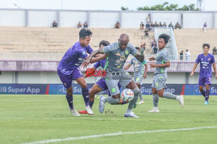 Persebaya Surabaya yang mendekati zona degradasi dan Persik Kediri yang mantap merangkak ke atas.