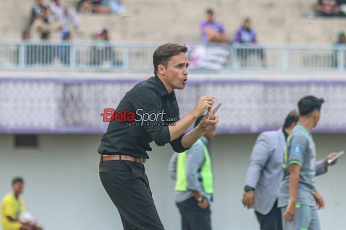 Pelatih Persebaya Surabaya, Paul Munster, sedang memberikan intruksi kepada para pemainnya saat bertanding  di Stadion Indomilk Arena, Tangerang, Banten, Jumat (23/2/2024).