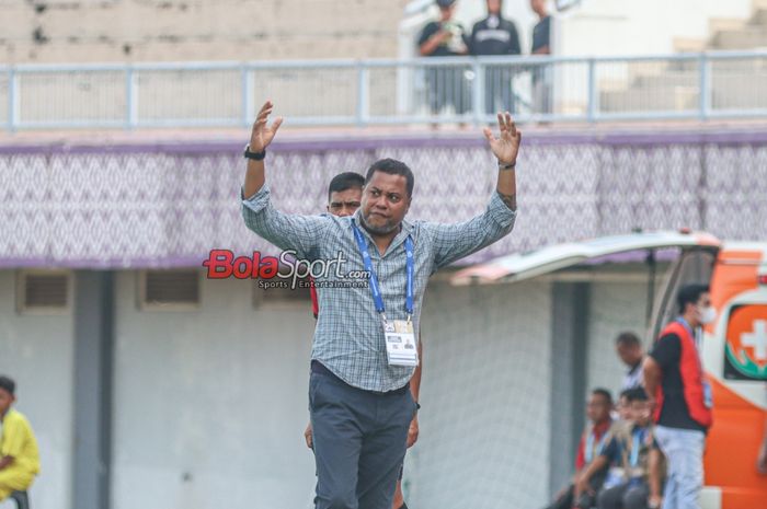 Pelatih Persita Tangerang, Divaldo Alves, sedang menberikan intruksi kepada para pemainnya saat bertanding di Stadion Indomilk Arena, Tangerang, Banten, Jumat (23/2/2024).