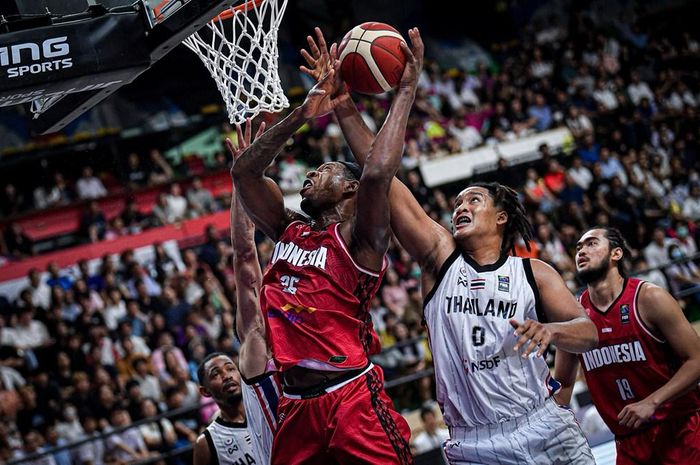 Pemain naturalisasi timnas basket Indonesia, Lester Prosper, sedang berupaya memasukkan bola ke dalam keranjang saat menghadapi Thaiand pada kualifikasi FIBA Asia Cup 2025, Kamis, 22 Februari 2024