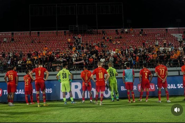 Suporter The Jakmania mendukung Persija di Bali