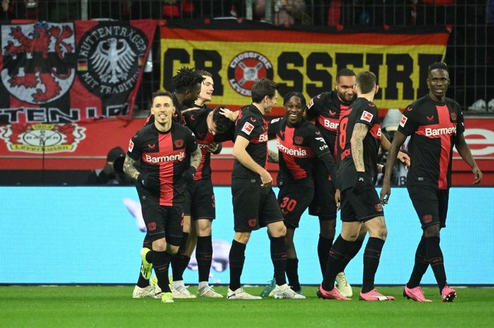 Gelandang Bayer Leverkusen asal Swiss #34 Granit Xhaka (3 L) merayakan gol pembuka bersama rekan-rekan setimnya selama pertandingan sepak bola divisi satu Bundesliga Jerman antara Bayer 04 Leverkusen melawan Mainz 05 di Leverkusen, Jerman barat pada 23 Februari 2024.