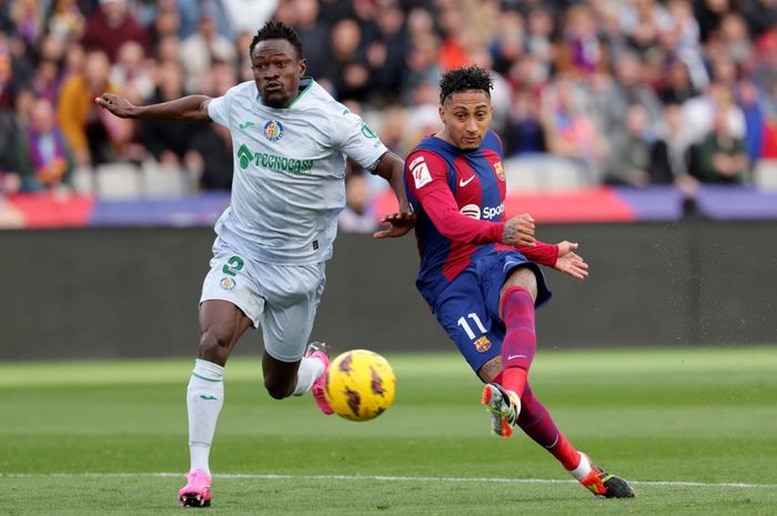 Raphinha (kanan) cetak gol dalam laga Barcelona vs Getafe pada lanjutan Liga Spanyol di Stadion Olimpic Lluis Companys (24/2/2024).