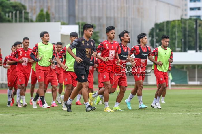 Sejumlah pemain Malut United FC sedang menjalani sesi latihan di Stadion Madya, Senayan, Jakarta, Sabtu (24/2/2024).