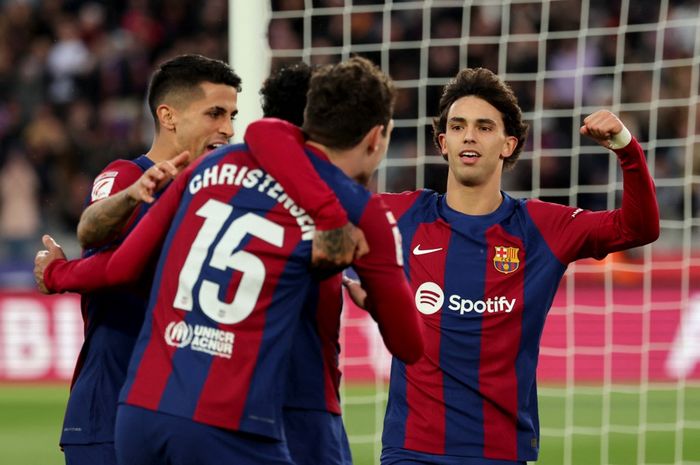 Joao Felix (kanan) cetak gol dalam laga Barcelona vs Getafe pada lanjutan Liga Spanyol di Stadion Olimpic Lluis Companys (24/2/2024).