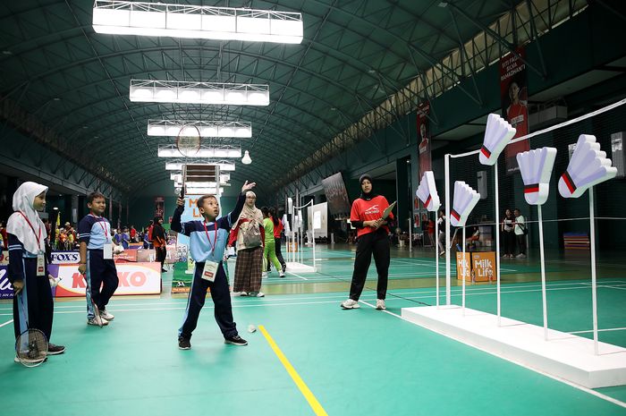 Suasana kegiatan Festival SenengMinton di GOR Djarum, Kudus, Jawa Tengah, 25 Februari 2024. Acara ini diikuti ratusan siswa SD di Kota Kudus.