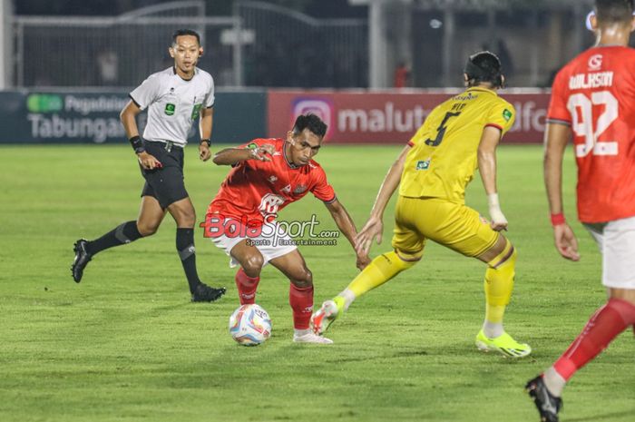 Frets Butuan (kiri) sedang menguasai bola dalam laga leg pertama semifinal Liga 2 2023 antara Malut United FC versus Semen Padang FC di Stadion Madya, Senayan, Jakarta, Minggu (25/2/2024) malam.