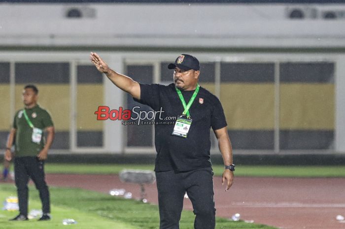 Pelatih Malut United FC, Imran Nahumarury, sedang memberikan intruksi kepada para pemainnya bertanding di Stadion Madya, Senayan, Jakarta, Minggu (25/2/2024) malam. 