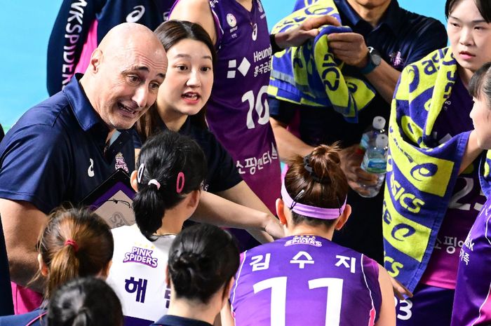 Pelatih Incheon Heungkuk Lifa Insuracne Pink Spiders, Marcello Abbondanza saat memberikan instruksi dalam laga melawna Red Sparks pada putaran 6 Liga Voli Korea 2023-2024 di Chungmu Gymnasium, Daejeon, Korea Selatan, Sabtu (24/2/2024). 