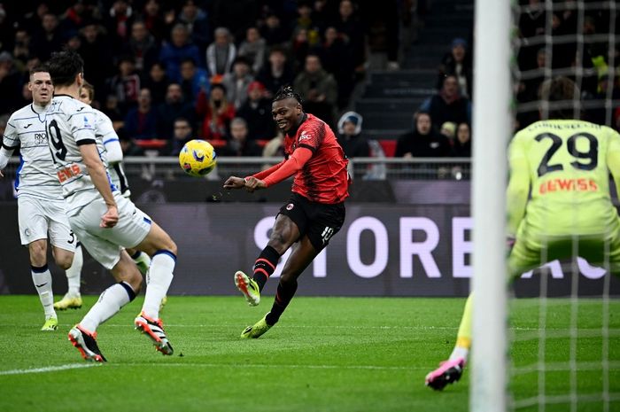 Aksi winger AC Milan, Rafael Leao, pada laga pekan ke-26 Liga Italia melawan Atalanta di Stadion San Siro, Minggu (25/2/2024).