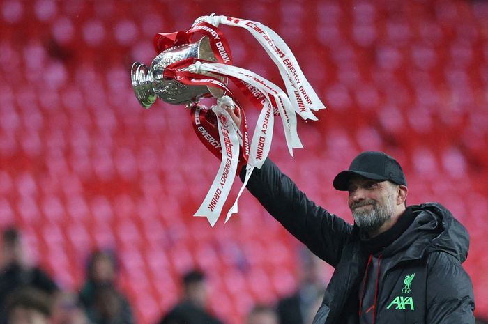 Juergen Klopp mengangkat trofi Piala Liga Inggris usai Liverpool kalahkan Chelsea pada final di Wembley Stadium London (25/2/2024).