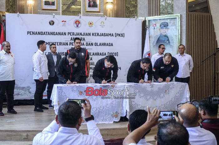 Penandatanganan Perjanjian Kerjasama Antara Kementerian Pemhda dan Olahraga dengan Induk Organisasi Cabang Olahraga dalam rangka Pemusatan Latihan Persiapan Kualifikasi Olimpiade Paris 2024 di Kantor Kemenpora, Senayan, Jakarta, Senin (26/2/2024).