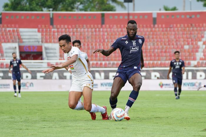 Suasana pertandingan Arema FC vs Persija Jakarta dalam laga pekan ke-25 Liga 1 2023/2024 di Stadion Kapten I Wayan Dipta, Gianyar Bali, Senin (26/2/2024).