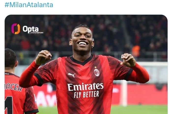 Winger AC Milan, Rafael Leao, melakukan selebrasi usai mencetak gol ke gawang Atalanta pada laga pekan ke-26 Liga Italia di Stadion San Siro, Minggu (25/2/2024).