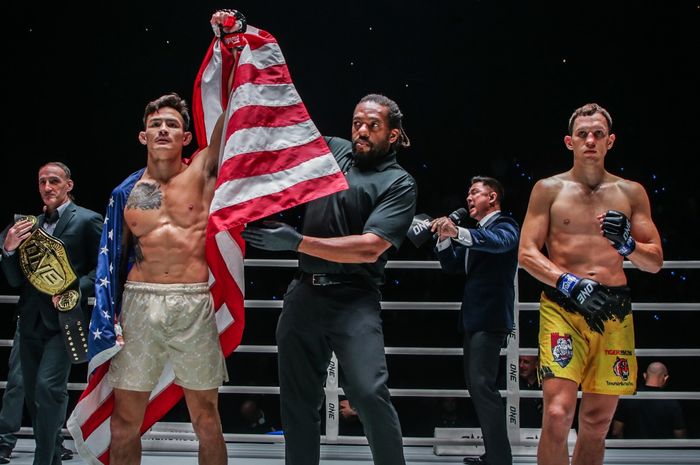 Thanh Le saat merebut sabuk juara interim kelas bulu MMA ONE Championship setelah mengalahkan Ilya Freymanov di ONE Fight Night 15. 