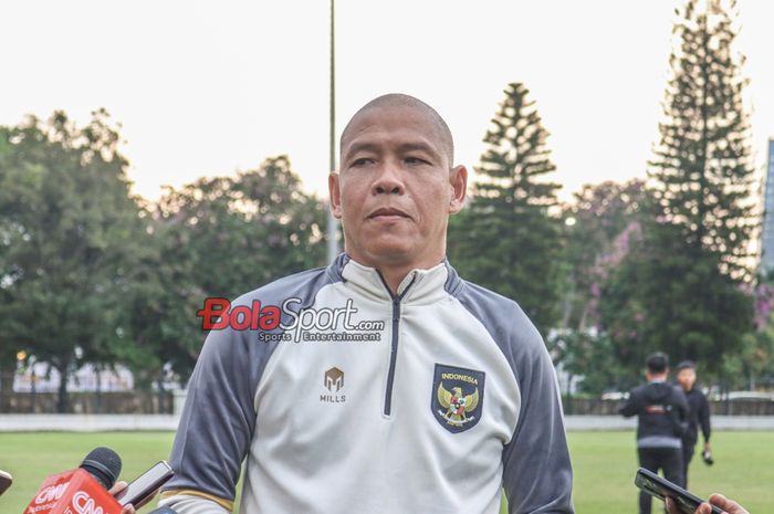 Pelatih timnas U-16 Indonesia, Nova Arianto, sedang memberikan keterangan kepada awak media di Lapangan A, Senayan, Jakarta, Selasa (27/2/2024).