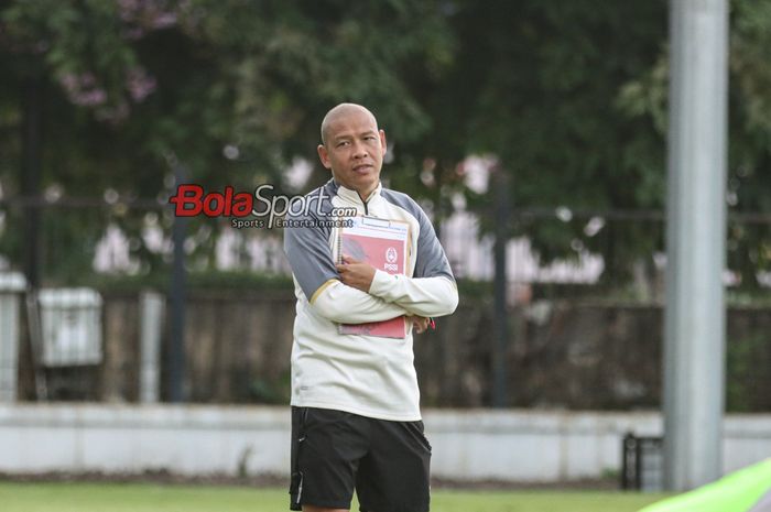 Pelatih timnas U-16 Indonesia, Nova Arianto, sedang memantau para pemainnya berlatih di Lapangan A, Senayan, Jakarta, Selasa (27/2/2024).