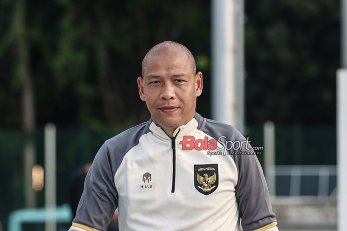 Pelatih timnas U-16 Indonesia, Nova Arianto, sedang memantau para pemainnya berlatih di Lapangan A, Senayan, Jakarta, Selasa (27/2/2024).