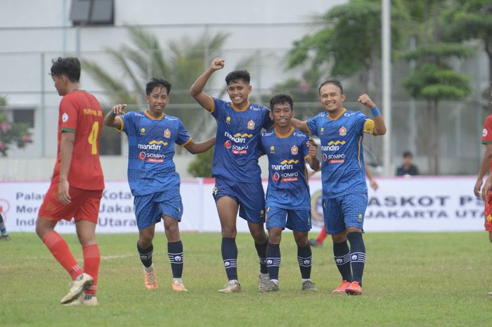 Airlangga Sucipto (kanan) bantu ASIOP FC memetik kemenangan telak  atas PS Pemuda Jaya dalam laga pembuka Grup C Liga 3.