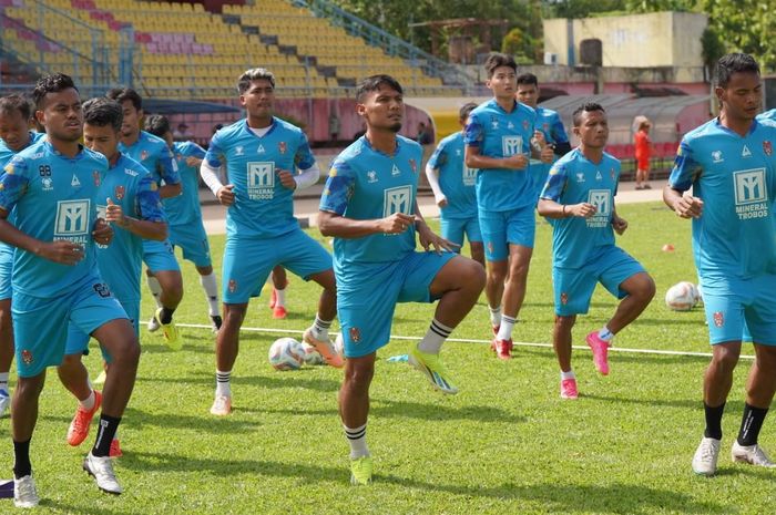 Pemain Malut United berlatih sebelum laga leg kedua semifinal Liga 2 melawan Semen Padang, Rabu (28/2/2024) di Stadion H. Agus Salim.